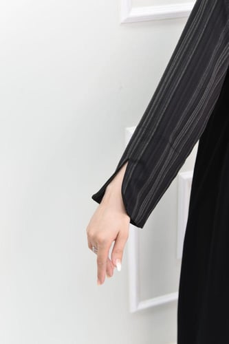 عباية الحان بأكمام وياقة مقلمة بالزيتي والأسود