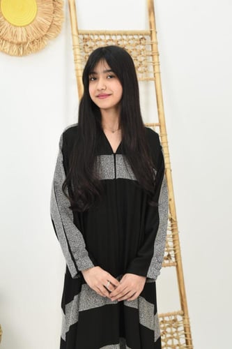 عباية بناتي بقماش مقلم بالأبيض والأسود