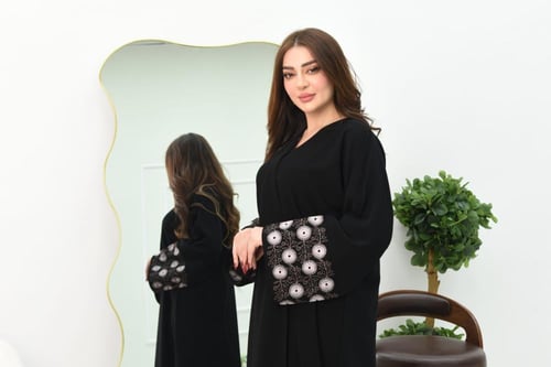 عباية بتطريز انيق على الاكمام