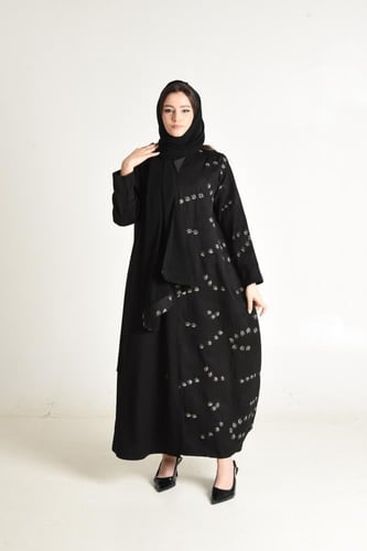 عباية فخمة بتطريز راقٍ يزيّن الجانب الأيسر بألوان...