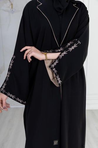 عباية مزينة بتطريز بالأكمام ومنسقة باللون البيج