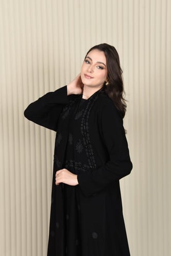 عباية أنيقة بتطريزات من الصوف والخرز