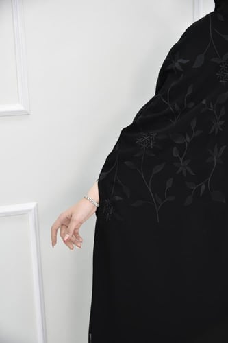 عباية بشت ملكي بتطريز أنيق