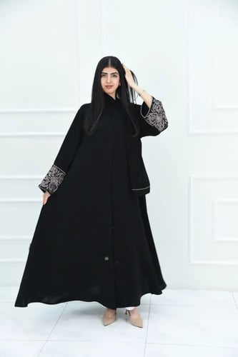 عباية نواعم كلوش بتطريز بيج على الأكمام