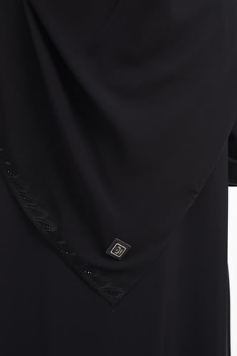 طرحة أنيقة بتطريز ناعم على الحواف