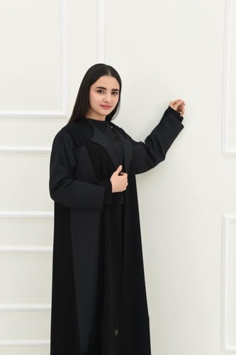 عباية سوداء بتألق فريد من الأقمشة المزدوجة