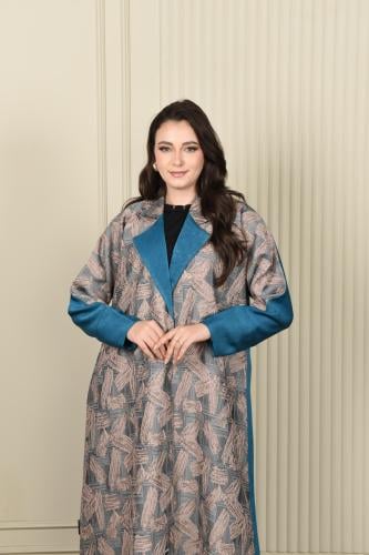 عباية شتوية بتفاصيل ملونة