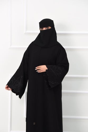 عباية مناسبات كريب بتطريز على الاكمام