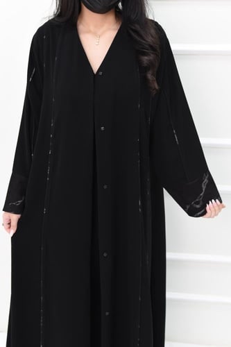 عباية أنيقة مع قيطان وحواف أكمام من الشمواه