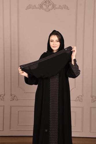 عباية كريب بتنسيق فريد من الجلد البني