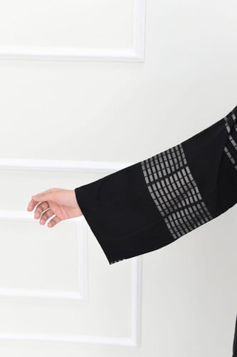 عباية بناتي جاكار مقلم بلون اوف وايت