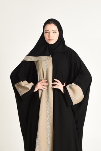 عباية بمزيج متناغم من الأسود والبيج بستايل نصف بشت