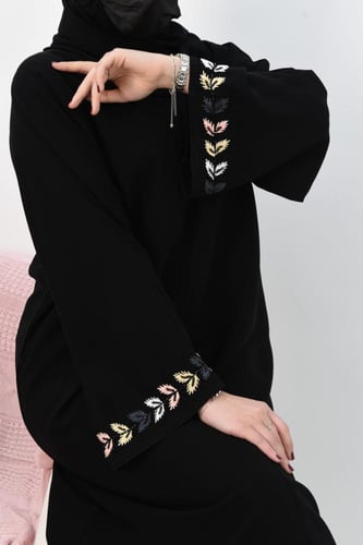 عباية انيقة بتطريزات ملونة على الاكمام