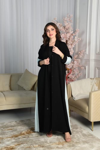 عباية سوداء بتفاصيل تركواز مقلمة بالأبيض