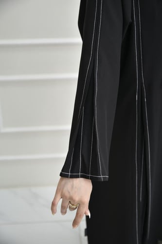 عباية كاجوال بكسـرات أنيقة وخيط بارز مميز