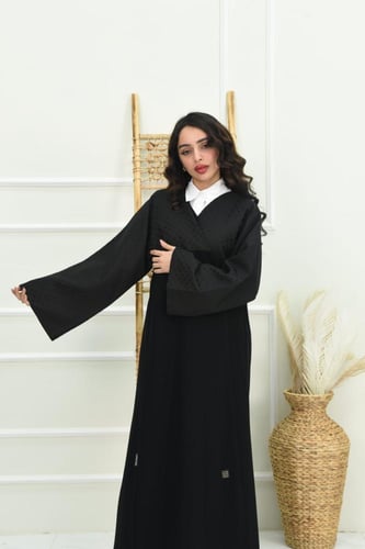 عباية انيقة من الكريب المنقط في الصدر والاكمام