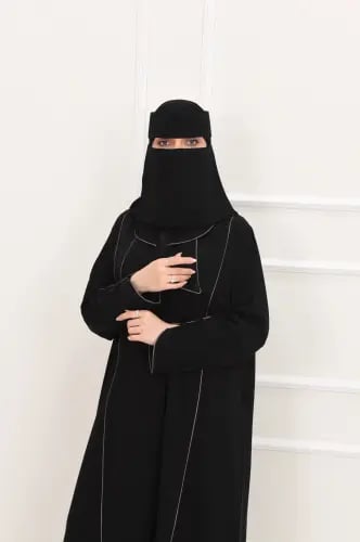 عباية سوداء بقيطان بيج وياقة أنيقة