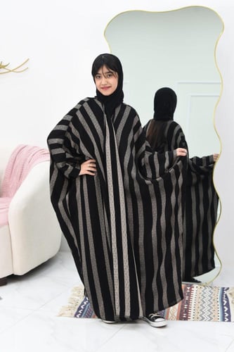 عباية بناتي بقصة البشت مقلم بلون الأبيض والأسود