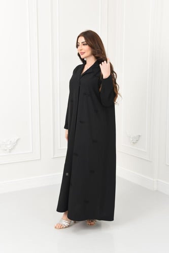 عباية كريب أنيقة بتطريز وياقة