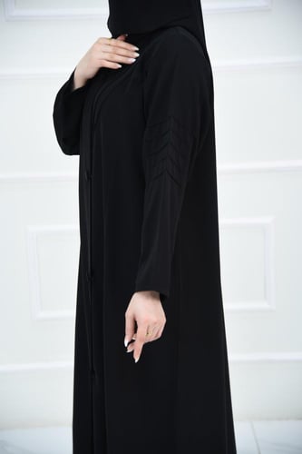 عباية سوداء بتفاصيل ثنيات وقفلة مميزة