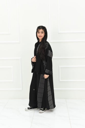 عباية بناتي جاكار مقلم بلون اوف وايت