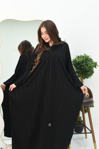 عباية بشت مقلمة بخطوطه متناغمة يتميز بالياقة