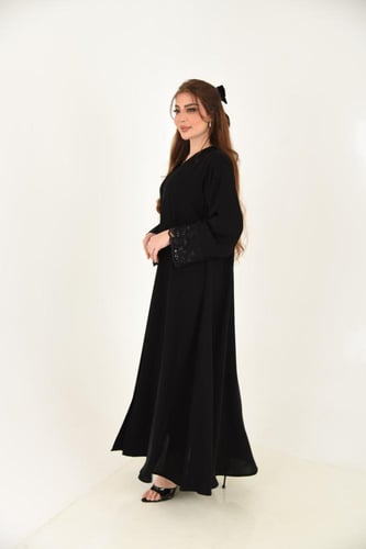 عباية نص كلوش بكلفة ترتر وخرز على الكم