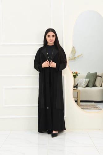 عباية كريب سوداء بتألق فريد من الأقمشة