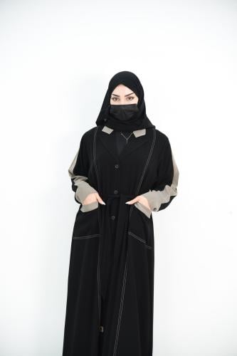 عباية عملية مع ربطة وجيوب بتفاصيل بيج