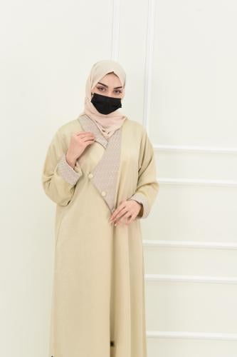 عباية شتوية بلون كريمي مع تفاصيل جلد