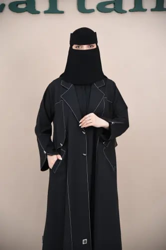 عباية كاجوال بياقة وجيوب شق مائل ودق خيط أبيض