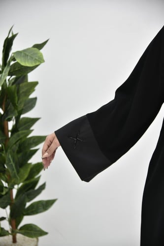 عباية كريب ملكي بتطريز خرز أسود