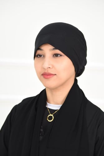 بندانة سوداء قطنية مقفولة مع مقوّى من الأمام