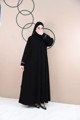 عباية بتصميم مميز بأكمام مفصولة وكلفة ورود رائعة