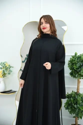 عباية سادة نص كلوش بقصّات من نفس القماش
