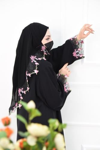 عباية مناسبات ناعمة بكلفة أنيقة على الكم والطرحة