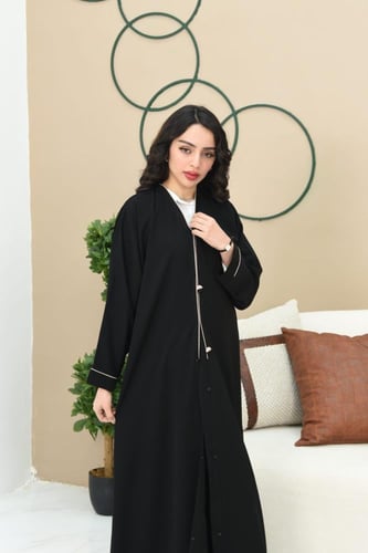 عباية بقماش نواعم ببرواز باللون الزهري في الامام...