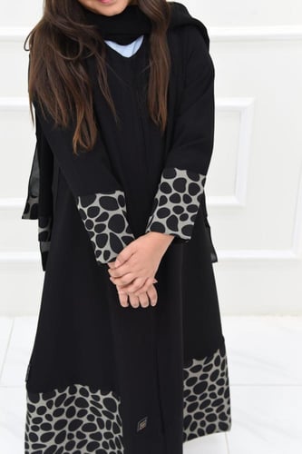 عباية بناتي بتدخيلات قماش نمري