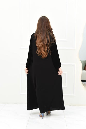 عباية كريب أنيقة بتفاصيل مخمل لمظهر مميز طوال العا...