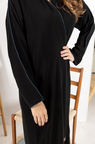 عباية عملية ببرواز بلون تركوازي