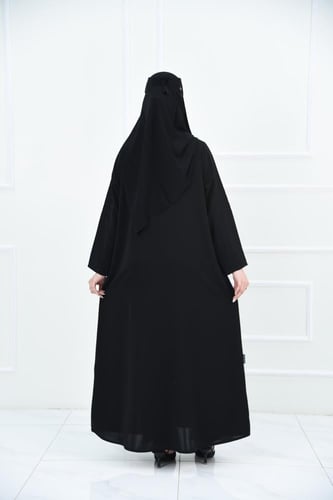 عباية سوداء بتفاصيل ثنيات وقفلة مميزة