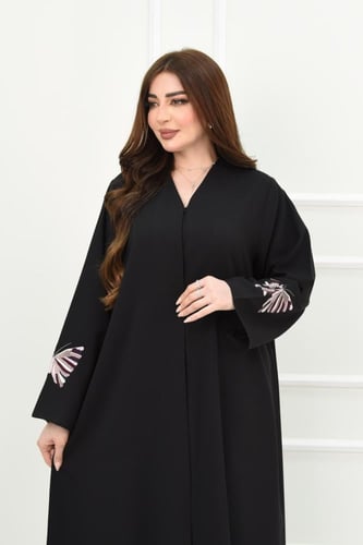 عباية كريب بتصميم كلاسيكي وتطريز فراشة