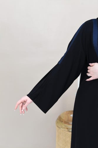 عباية كلوش بكسرات ومزينة بكلف بلون كحلي