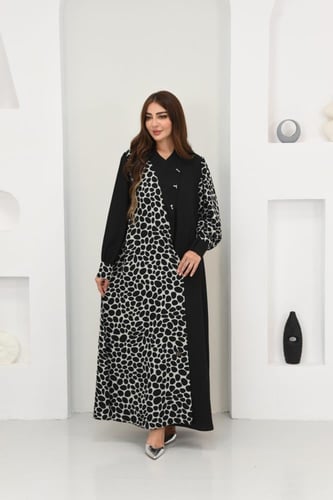 عباية بتصميم متناغم بألوان أسود وأوف وايت