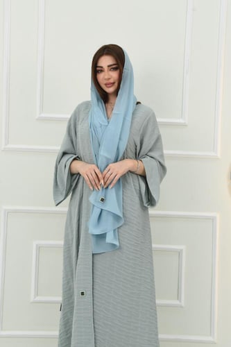 عباية ساحرة بلون تيفاني بقماش مموج