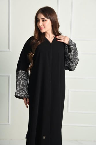 عباية لف بكم مربع ملون بتشكيلة مميزة على الكم