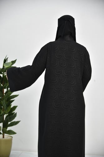 عباية بطبقتين من جاكار مشجر وشيفون