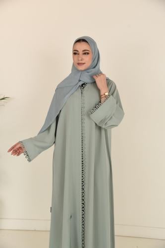عباية بلون اخضر فاتح أنيقة بتفاصيل لوكسة على الحوا...