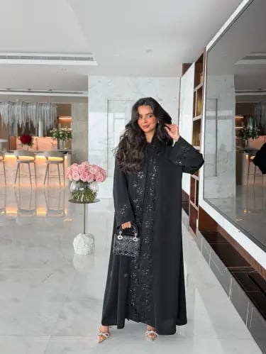 عباية أنيقة بكلفة فخمة من الأمام والكم