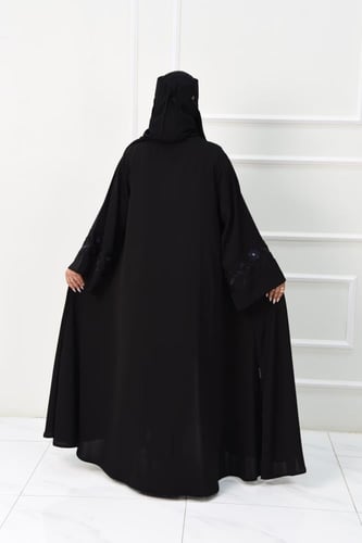 عباية روز أسود بتطريز على الصدر والأكمام